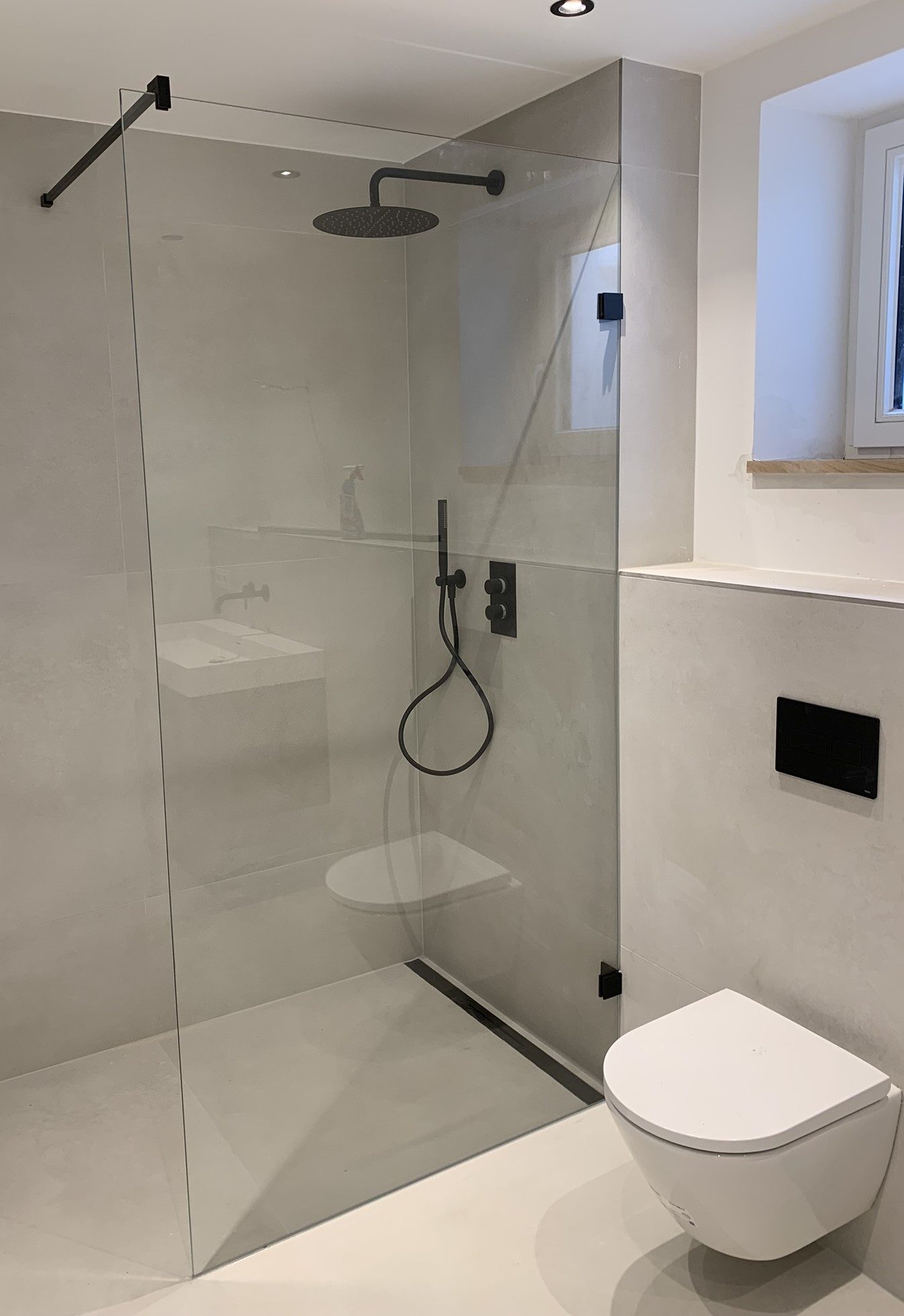 Walk-in-Dusche mit schwarz-mattem Profil in einem Hamburger Bad – Glaswerk Hamburg